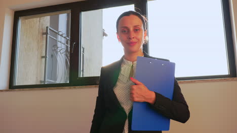 mujer sonriente disfrutando de una exitosa empresa de arranque