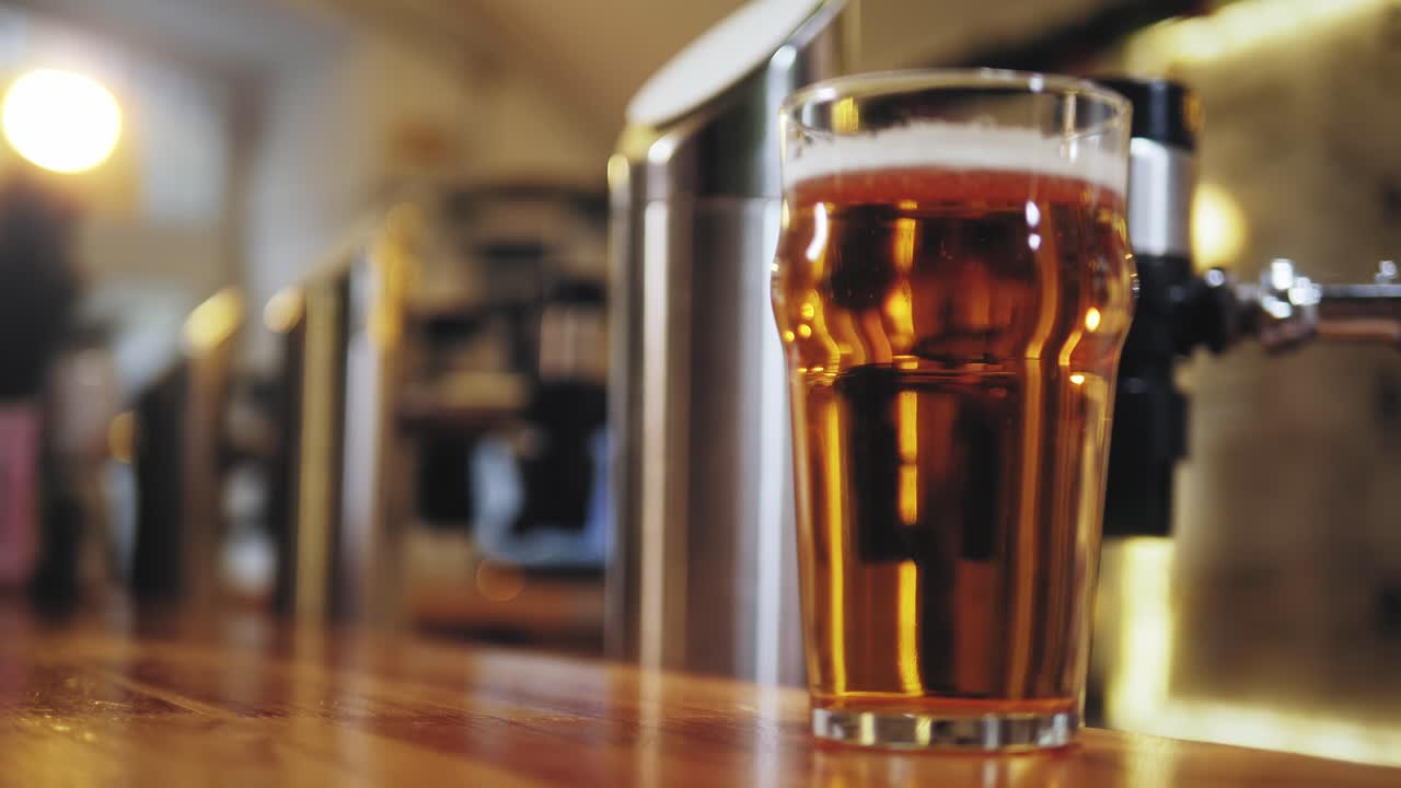 Pagamento contactless per birra al bancone del bar