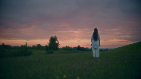 Frau-Macht-Yoga-In-Der-Abenddämmerung