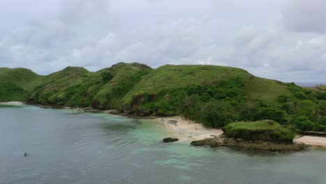 Luftpanorama-Von-Grünen-Hügeln-Am-Strand-Von-Bukit-Merese-In-Lombok,-Indonesien,-An-Bewölkten-Tagen