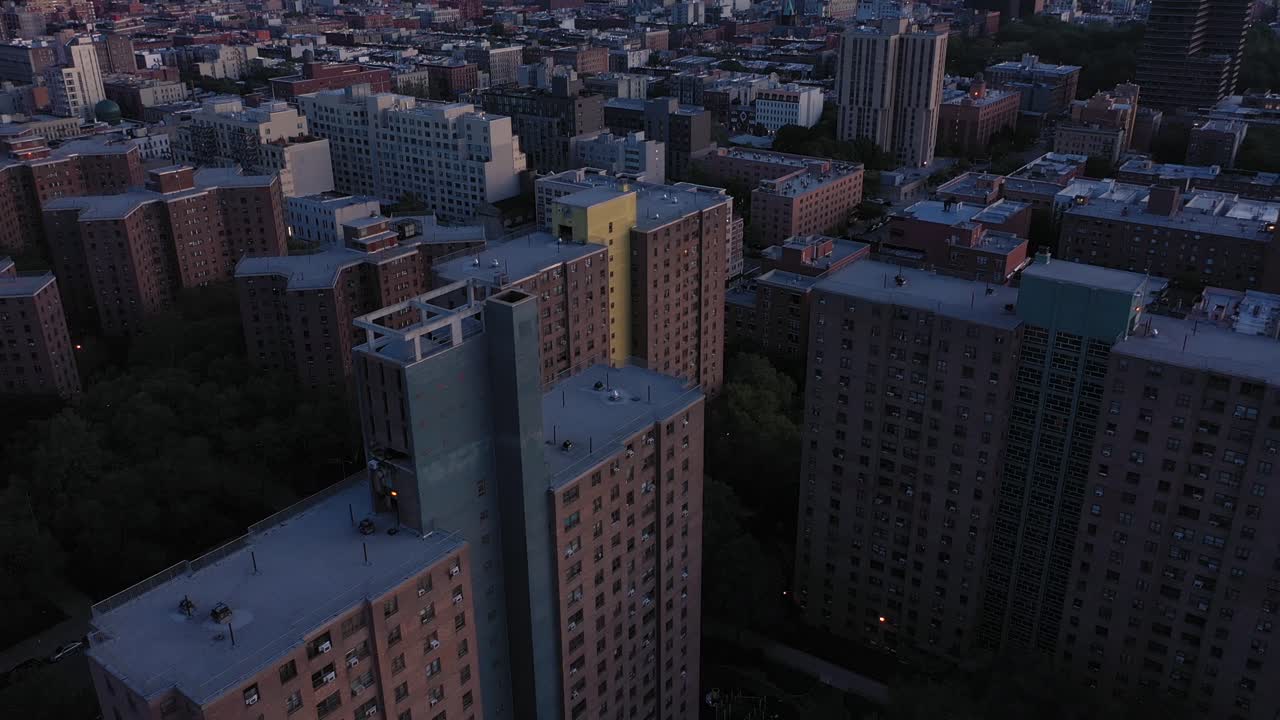 hermoso resumen aéreo de edificios de gran altura del proyecto de vivienda para revelar el horizonte del amanecer