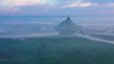 Moody-Increíble-Antena-De-Mont-Saint-Michel-Francia-En-Niebla-Y-Niebla-En-Las-Primeras-Horas-De-La-Mañana