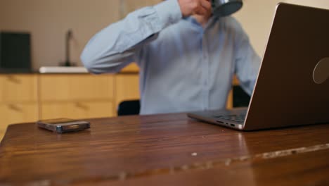 hombre trabajando desde casa con café