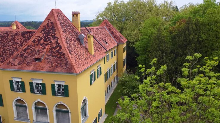Fachada exterior del Castillo de Laubegg en Leibnitz, Austria