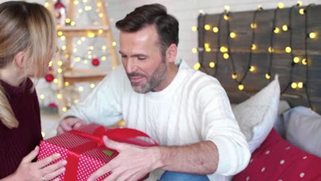 Mujer-Dándole-Al-Hombre-El-Regalo-De-Navidad