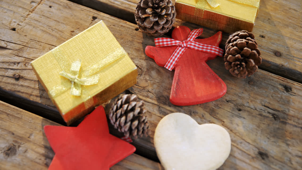 galleta de navidad y decoraciones en mesa de madera 4k