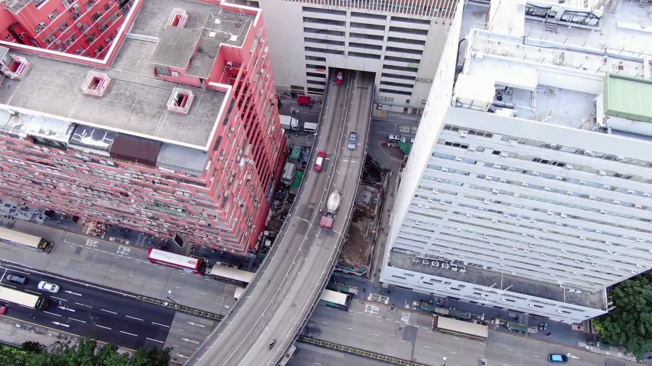 홍콩 시내의 주차장 건물을 통과하는 교통, 도시의 메가 빌딩, 공중 전망