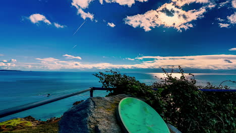 hyperlapse del punto di vista sulla costa in estate in una giornata di sole a guernsey