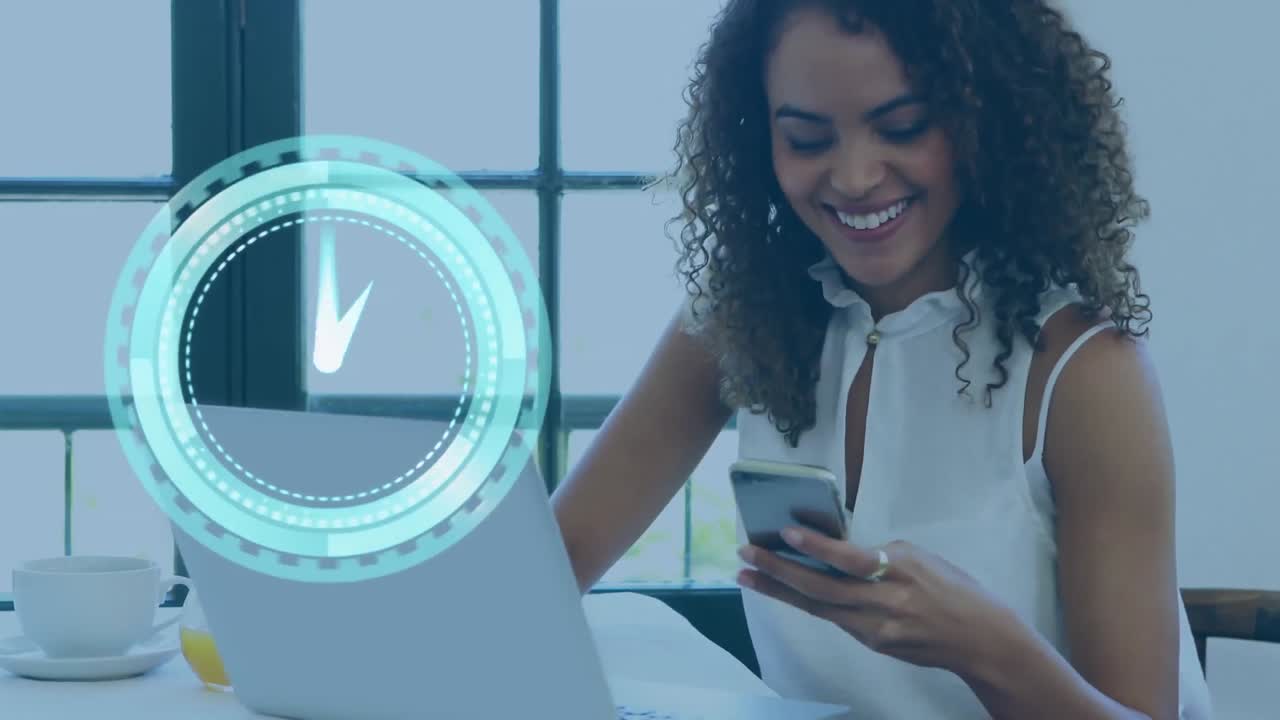 animación de un reloj que se mueve rápido sobre una mujer usando un teléfono inteligente