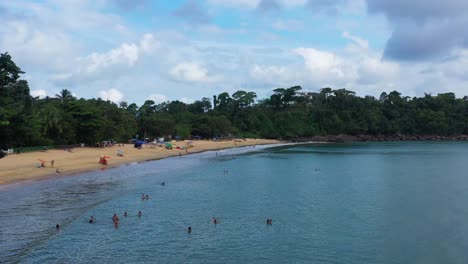 Luftaufnahmen:-Playa-Santa-Rita-Beach,-Ubatuba,-Sao-Paulo,-San-Pablo,-Tropische-Drohnenaufnahmen,-Sommer,-Entspannt,-Mavic-2,-Rio-De-Janeiro,-Häuseransicht,-Brasilien,-Drohnenaufnahmen,-4K