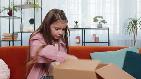 compradora enojada insatisfecha chica desempaquetando el paquete sintiéndose molesta entrega errónea regalo de compra roto