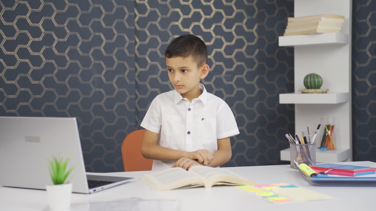 소년은 집에서 두려워하고 걱정하고 있습니다.