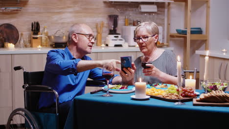 Hombre-En-Silla-De-Ruedas-Usando-Un-Teléfono-Inteligente