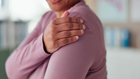 woman experiencing shoulder pain