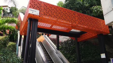 toma estática de una escalera eléctrica vacía en la comuna 13, medellín
