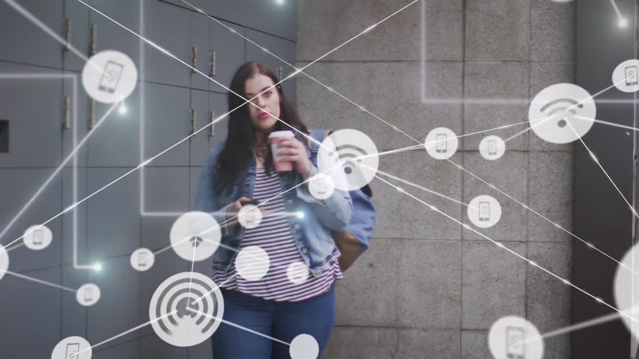 animación de la red de conexiones con iconos sobre mujer caucásica con teléfono inteligente