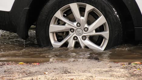 inundación de la calle después de una gran tormenta