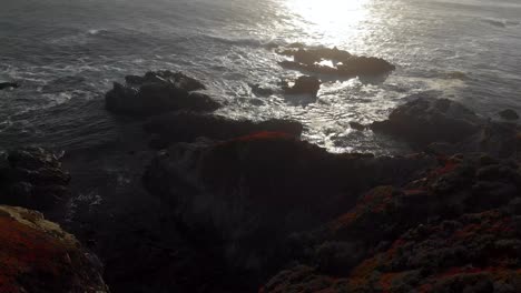 Luz-Cinematográfica-Sobre-El-Océano-Pacífico,-Hora-Dorada-Cerca-De-Big-Sur,-Norte-De-California