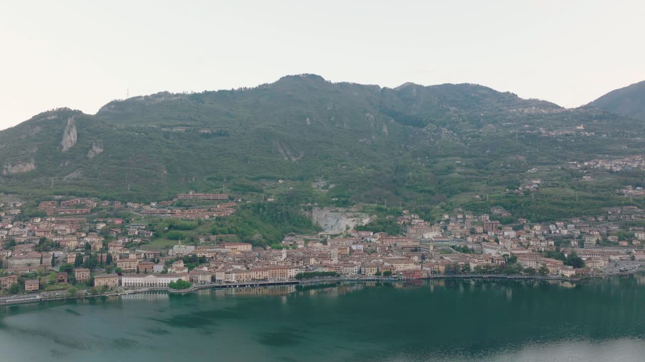 Vista aerea del Lago d'Iseo e della città di Lovere che costeggia il lago al mattino, Bergamo Italia