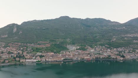 Vista-Aérea-Del-Lago-Iseo-Y-La-Ciudad-De-Lovere-Que-Corre-A-Lo-Largo-Del-Lago-Por-La-Mañana,-Bergamo-Italia