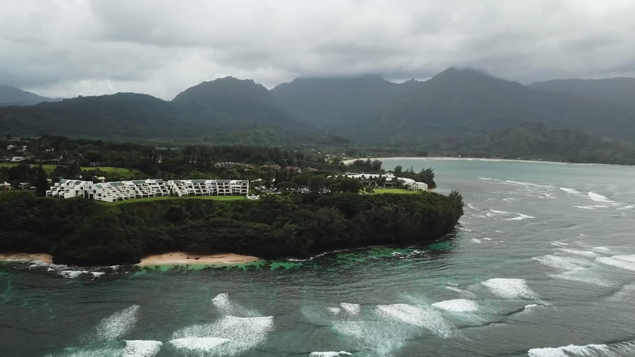 olas rompiendo hacia la costa de una isla polinesia en el océano pacífico, vista aérea
