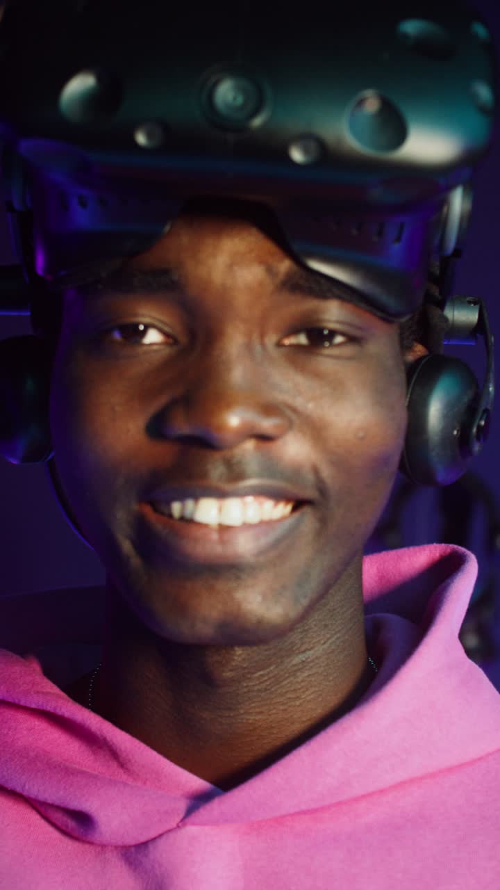 VR 헤드셋을 가진 남자