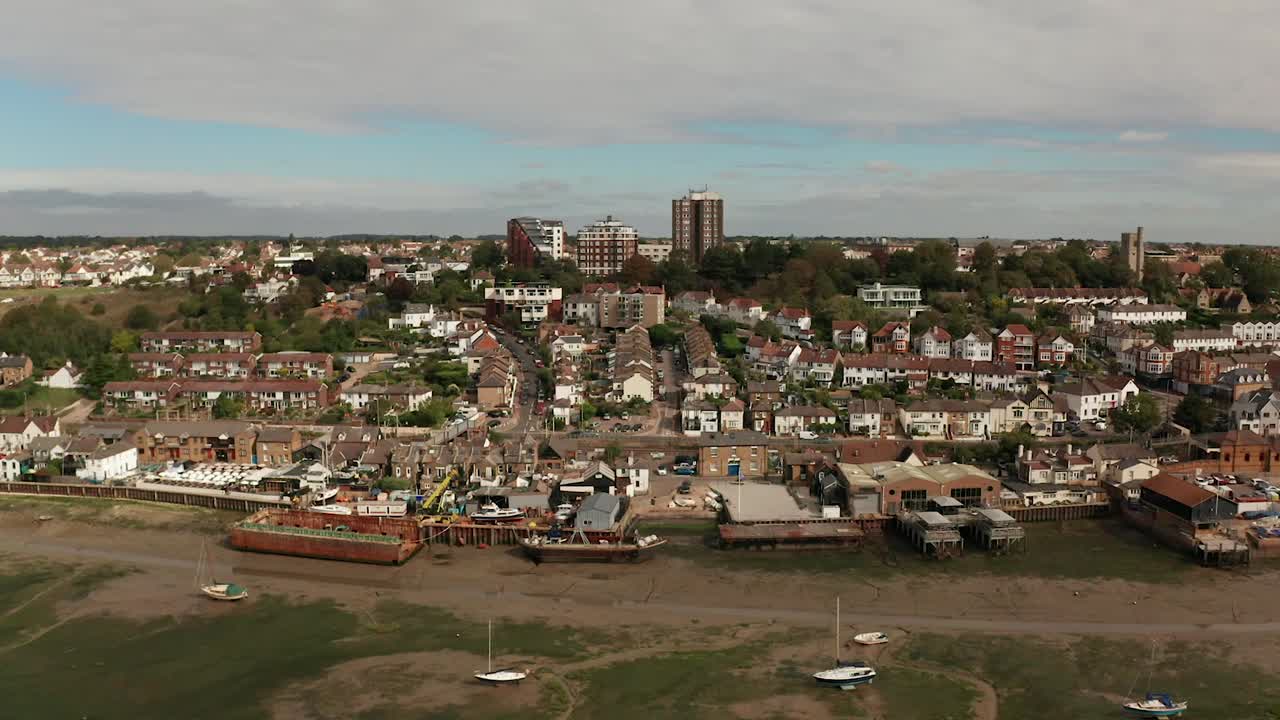 disparo lento y amplio de derecha a izquierda de un pueblo pesquero costero sobre marismas.