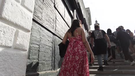 South-Asian-Woman-Climbing-Up-On-Rialto-Bridge-Along-With-Other-Tourist-In-Venice,-Italy