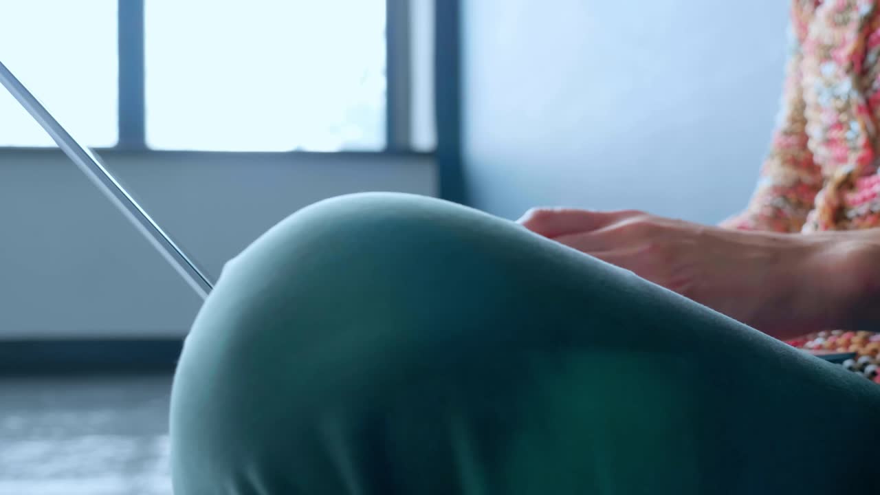 노트북 작업을 하는 사람