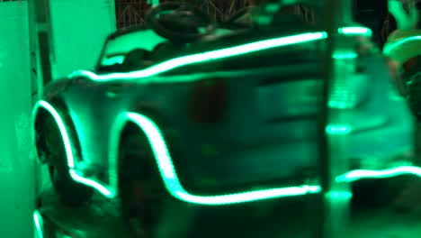 carnaval con rueda gigante, luces de colores brillantes, carrusel de coches en primer plano nocturno