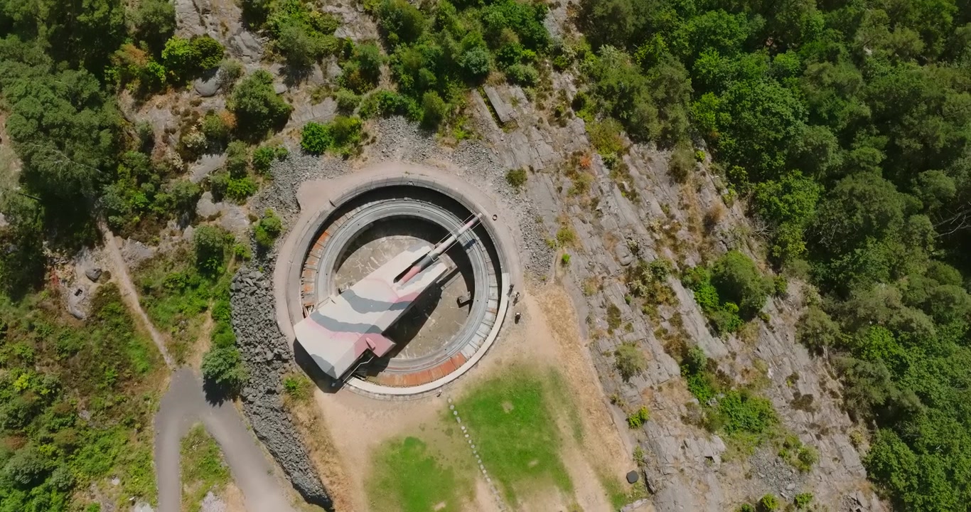 Vista aerea della batteria di cannoni costiera del Forte di Møvik vicino a Kristiansand, Norvegia, al rallentatore, che mostra il forte circondato da alberi