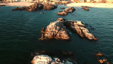 Toma-Orbital-De-Rocas-Medio-Sumergidas-Frente-A-La-Playa-De-Bahía-Inglesa,-Región-De-Coquimbo-En-Chile.