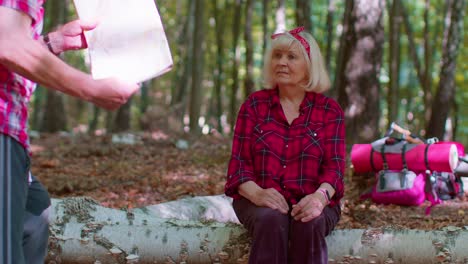 hombre casado anciano mujer perdida en el bosque, buscando camino de vuelta, turistas mirando el mapa mientras caminan