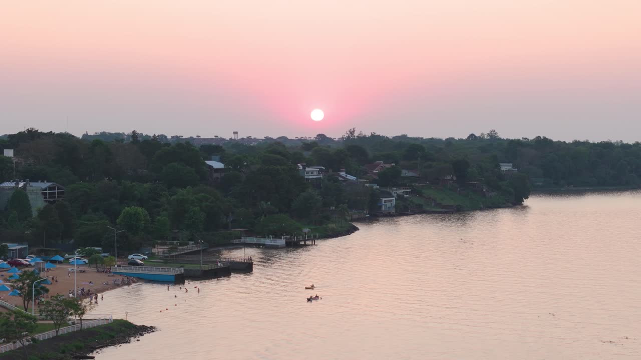 imágenes aéreas de dos kayaks navegando a lo largo de la costa al atardecer en misiones, posadas, argentina