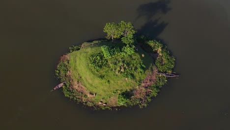 Vista-Aérea-De-Pájaro-De-Una-Pequeña-Isla-Rodeada-De-Inundaciones-En-Sylhet