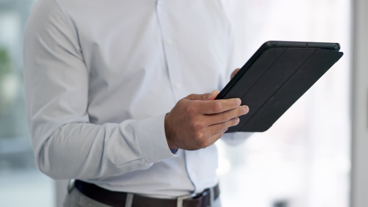 hombre de negocios, manos y tableta en la oficina