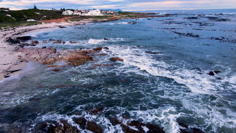 Vuelo-De-Drones-Sobre-Olas-Corriendo-Hacia-La-Playa,-Costa-Rocosa