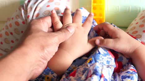 padre sosteniendo la mano del niño