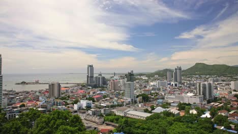 vista panorámica desde un punto de vista del templo tailandés con vistas a la ciudad de chonburi, tailandia en un día soleado