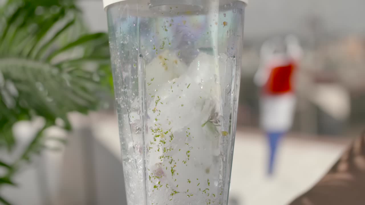 다채로운 스무디를 만드는 블렌더 내부의 각얼음 조각