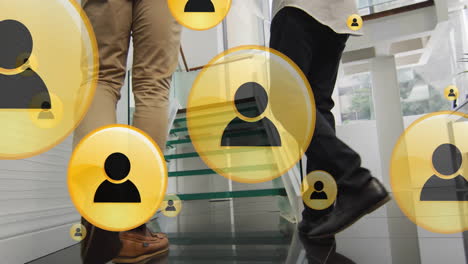animación de iconos de los medios sobre personas de negocios caminando por las escaleras en la oficina