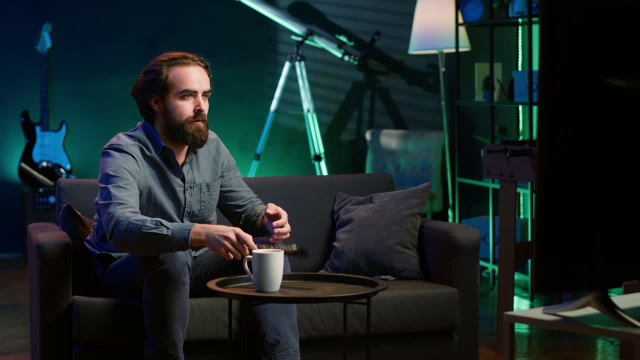 집에 있는 남자는 tv에서 최신 소식을 전해 친구에게 전화함으로써 충격을 받았습니다.