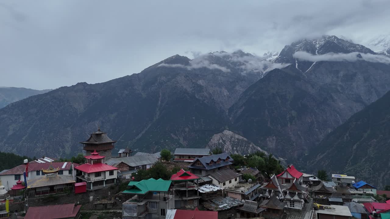 tomada aérea de kalpa, una pintoresca ciudad del himalaya, con la impresionante cordillera de kinner kailash.