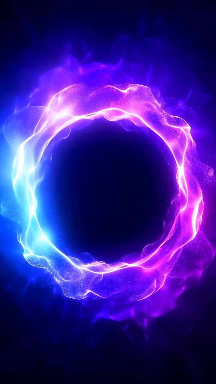 Una forma di luce circolare brillante nei toni del blu, rosa e viola risplende al centro di uno sfondo scuro, circondata da scie vorticose, nebbia e un'aura elettrica