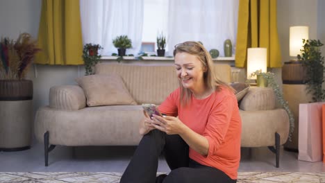 Happy-woman-texting-on-the-phone.-Smiling.