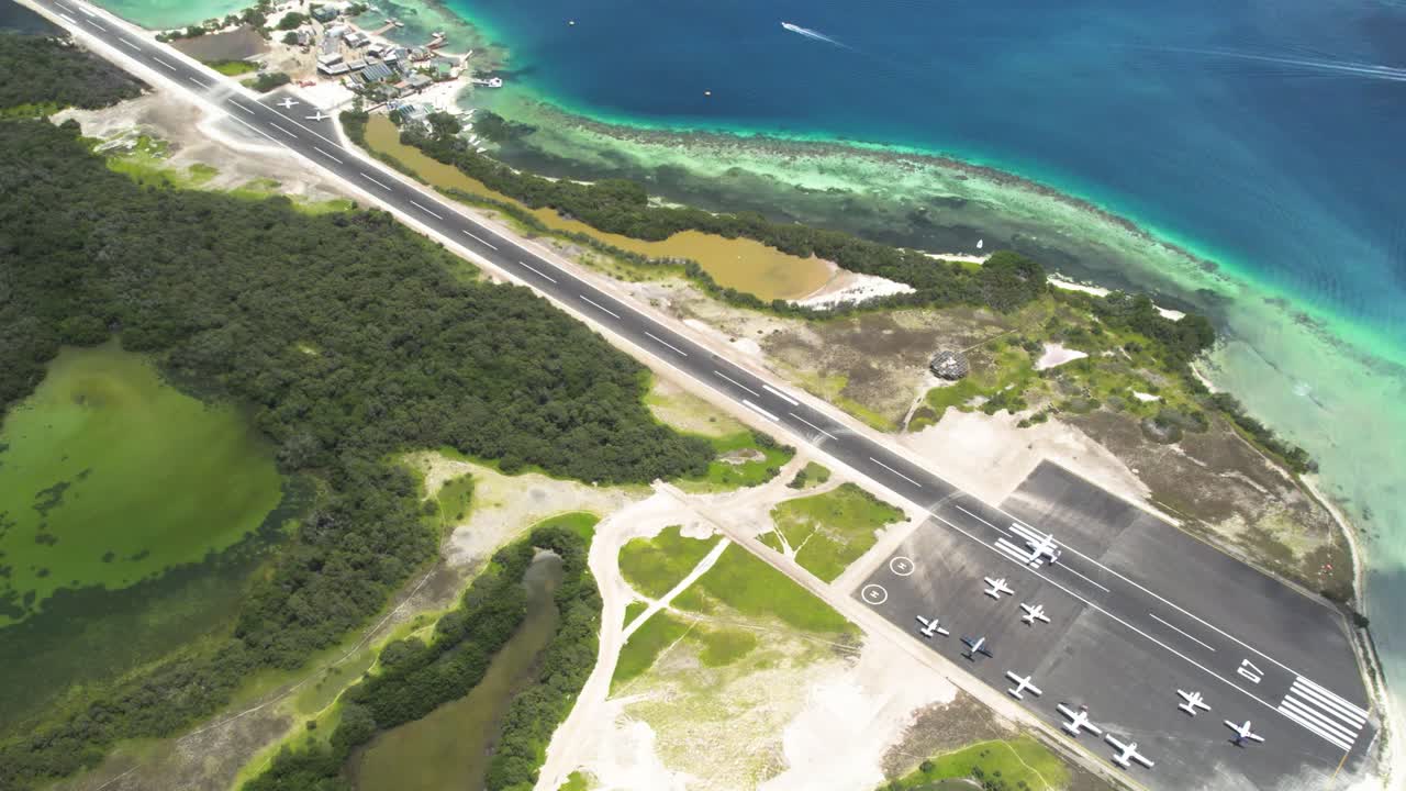 은 푸른 물과 울창한 초록색, 밝은 낮빛, 공중 전망에 의해 los rocas의 착륙 스트립