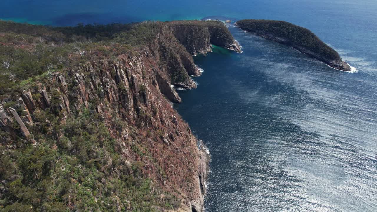 Isla Pingüino en Tasmania, Australia: vista aérea con dron