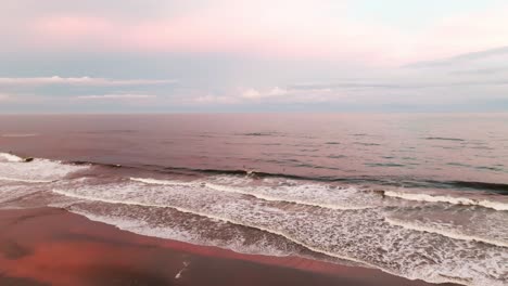Sonnenuntergang-Am-Strand-über-Dem-Atlantischen-Ozean-Mit-Schwimmern-Im-Wasser