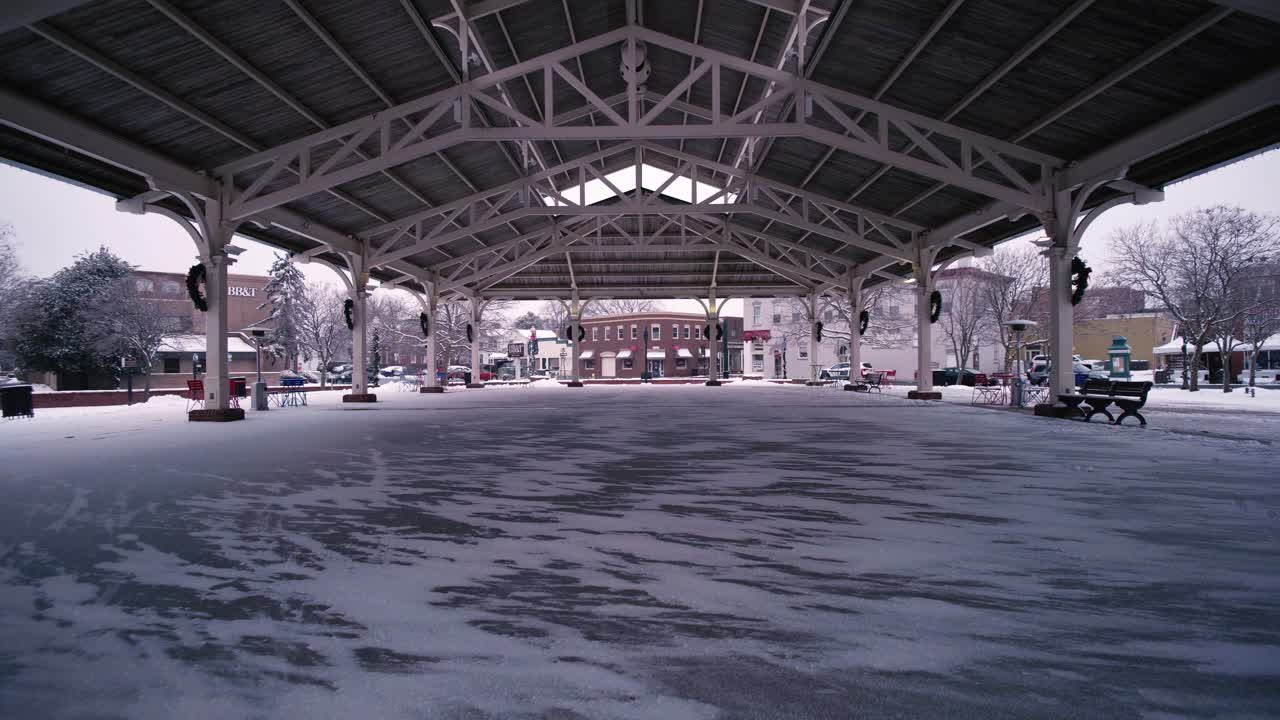 Schneetag unter einem Pavillon in Manassas, Virginia.