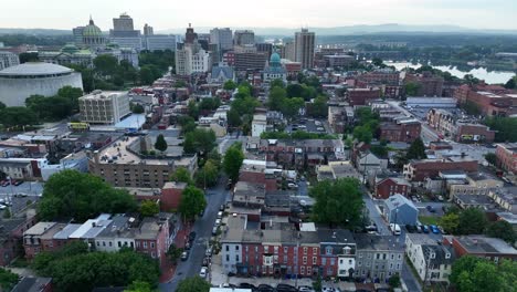 Toma-Aérea-De-Camiones-De-Harrisburg-Pennsylvania